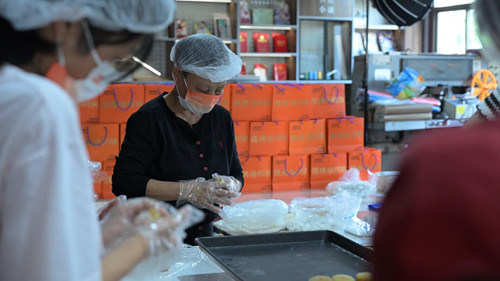 情暖中秋 饼寄温情——爱心企业月饼哥哥走进上善助残共制团圆味(图2)