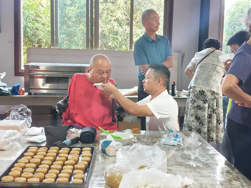 情暖中秋 饼寄温情——爱心企业月饼哥哥走进上善助残共制团圆味(图3)