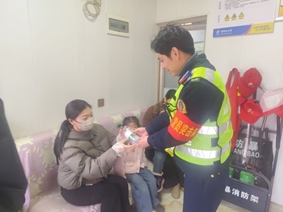 河南交投信阳第三支部淮滨中队、风雨守高速处置故障车辆、守护道路安全(图3)